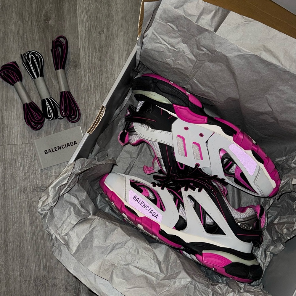 BALENCIAGA LED TRACK RUNNER GREY
PINK BLACK SIZE 39 EU / US W9